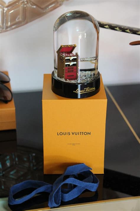 louis vuitton globe